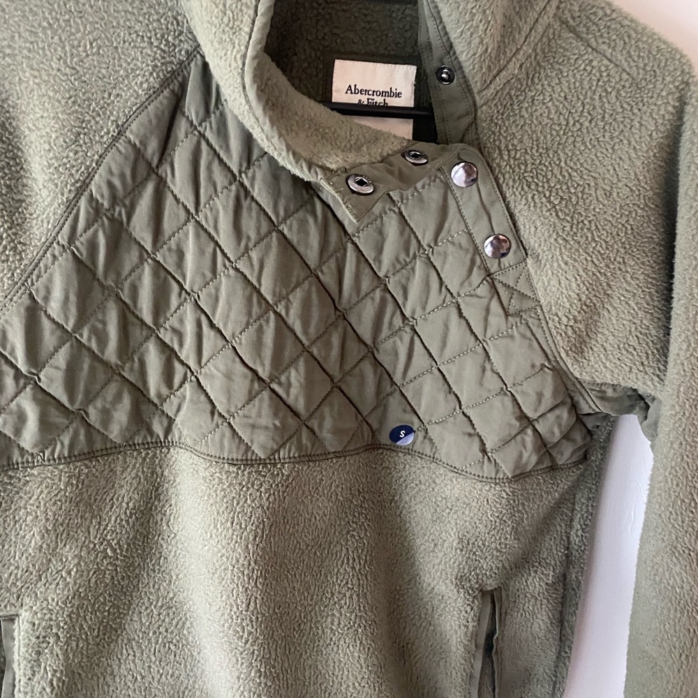 Abercrombie and Fitch 
Asymmetrical Snap-Up Fleece